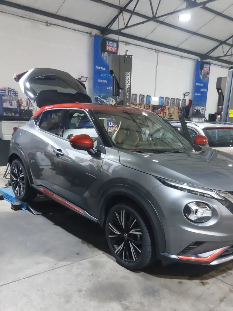 Nissan Juke em elevador