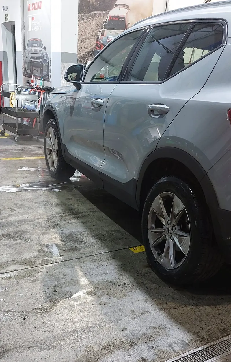 SUV em lavagem